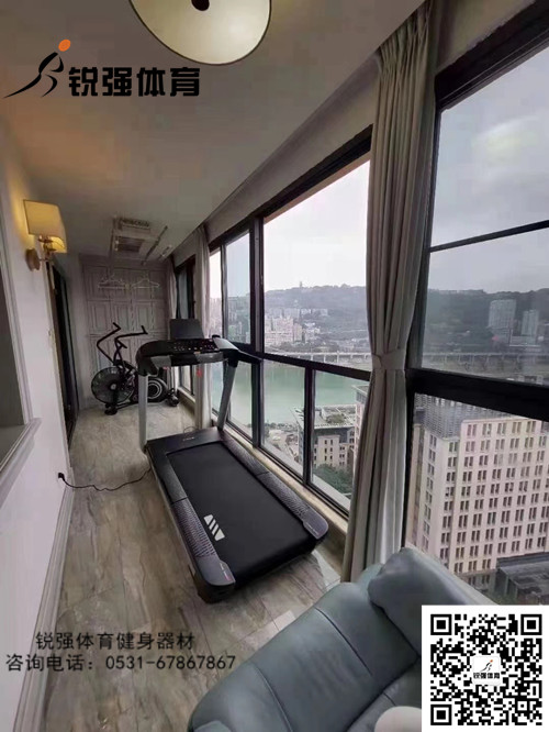 濟南某小區陽(yáng)臺上的私家健身房